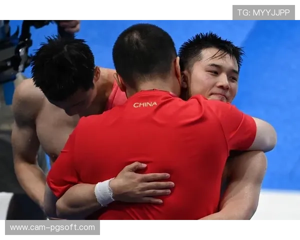 泳池边教练拥抱队员，胜负外温情涌动